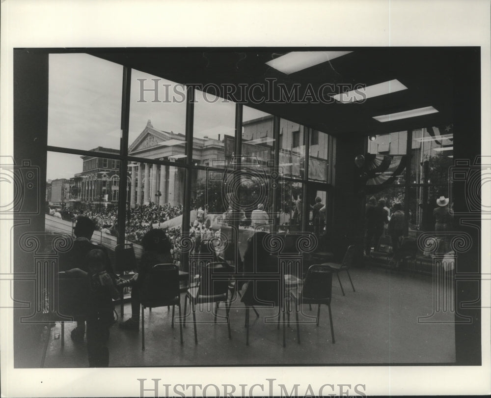 1981 Press Photo Carnival Spectators- Viewing the parade from inside. - Historic Images