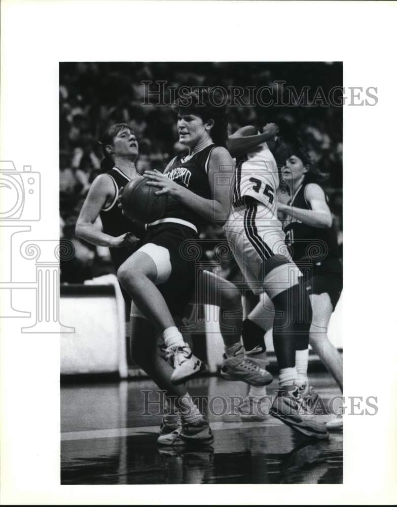 Press Photo Julie Zeilstra, Stanford player, in the middle basketball action - Historic Images