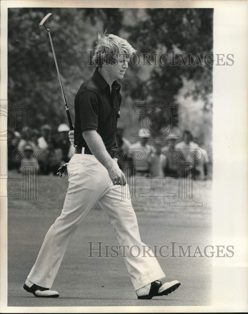 1975 Press Photo Tom Watson, golf player, walks on green- Historic Images