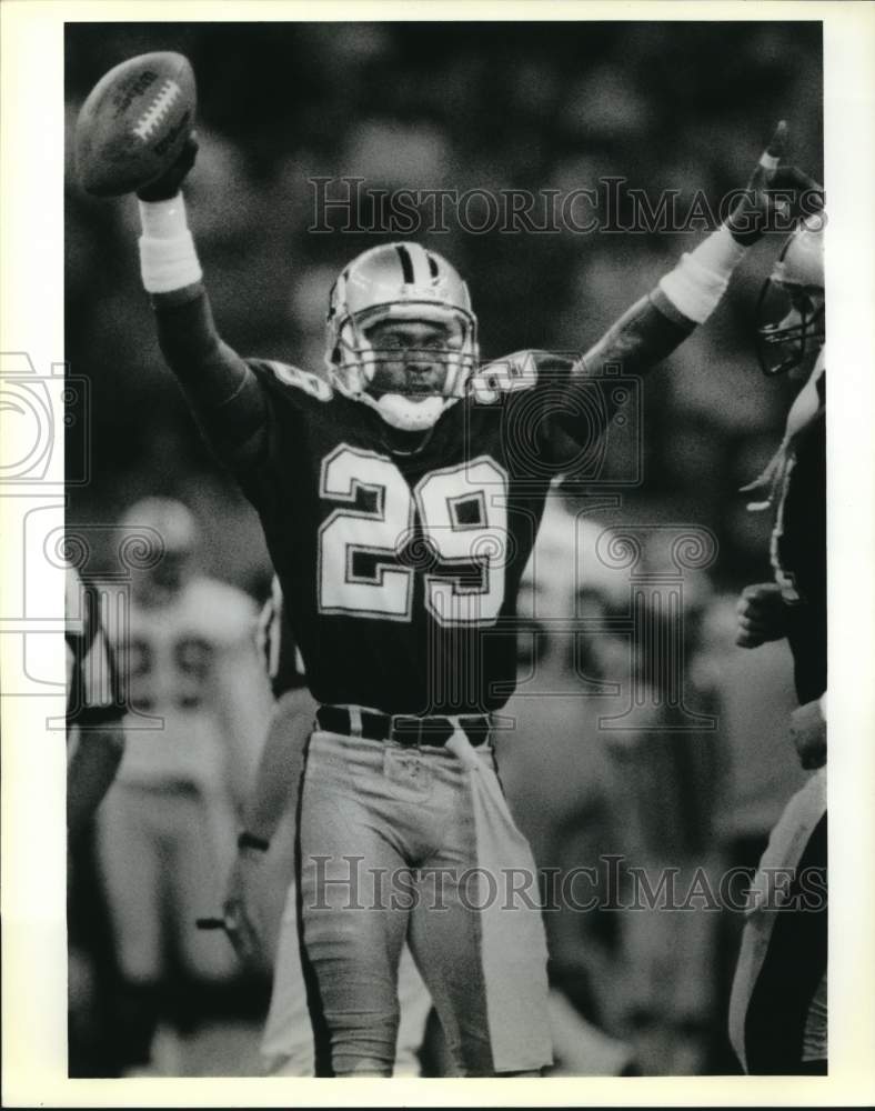 1988 Press Photo Reggie Sutton of New Orleans Saints celebrates interception- Historic Images