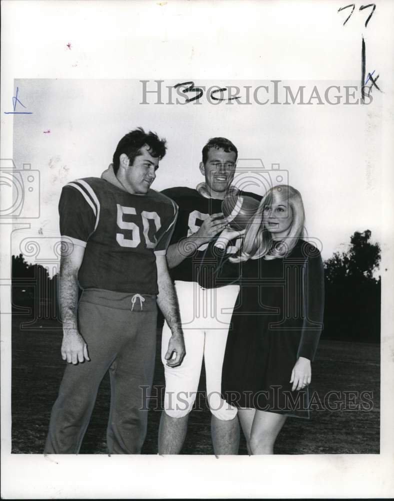 1968 Press Photo Terry Tracy, Loyola&#39;s Homecoming Queen get pointers on football - Historic Images