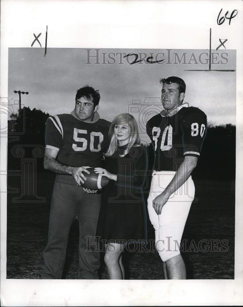 1968 Press Photo Loyola football players Crow, Zeringue give tips to Terry Tracy - Historic Images