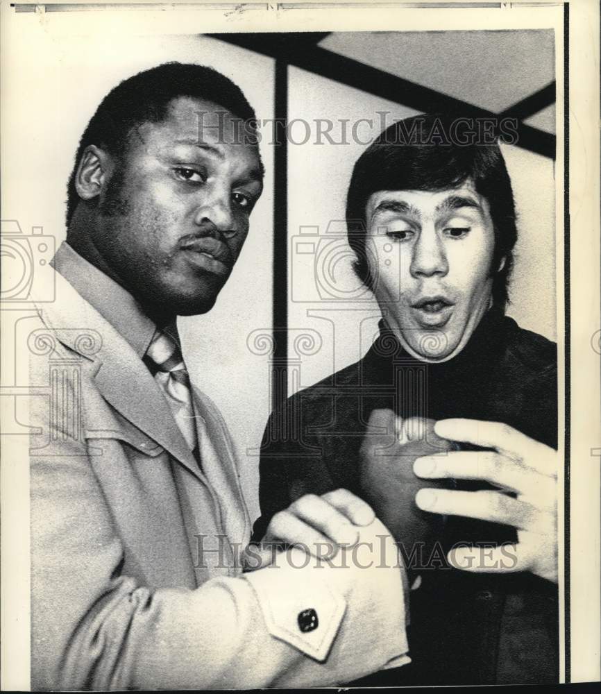 1971 Press Photo Boxing - Terry Daniels inspects the big right of Joe Frazier - Historic Images