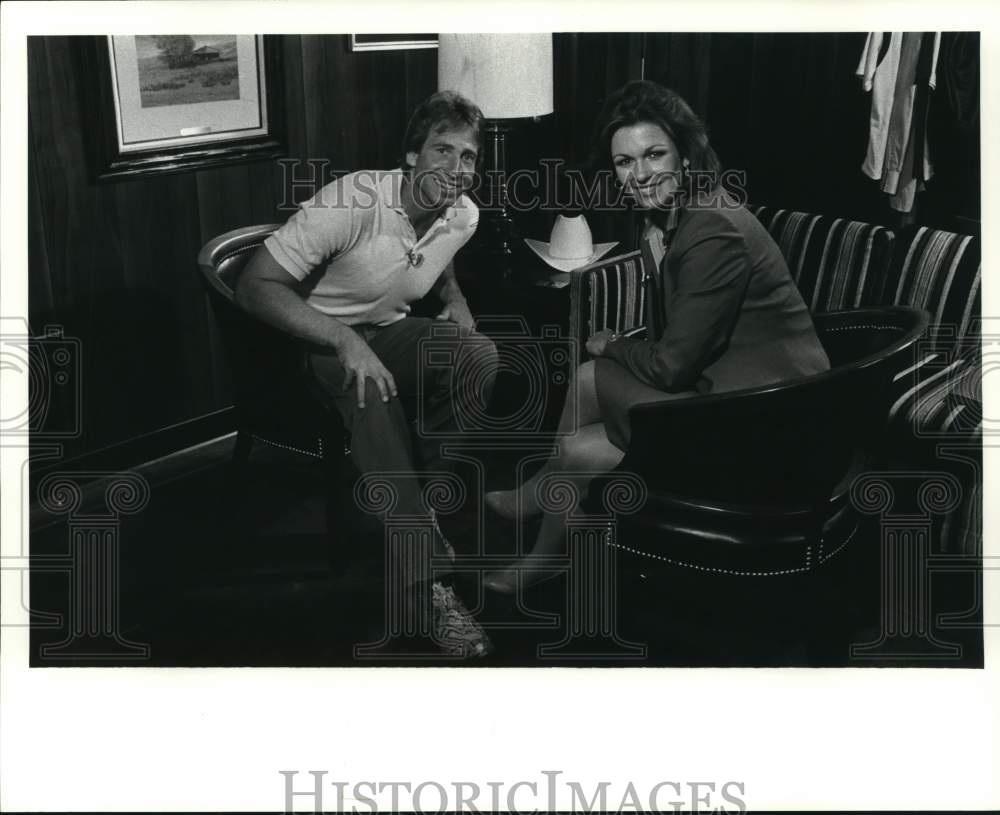 1984 Press Photo Football player Richard Todd with Phyllis George Brown - Historic Images