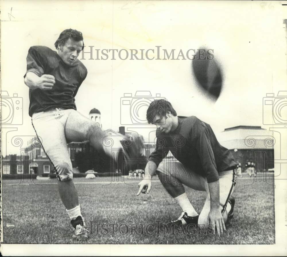 1970 Press Photo Football player Richie Szaro kicks the ball, soccer-style - Historic Images