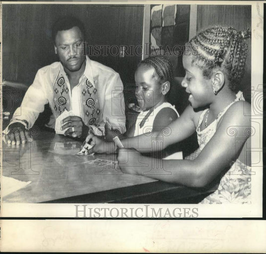 1975 Press Photo Boxer Joe Frazier & Children- Historic Images