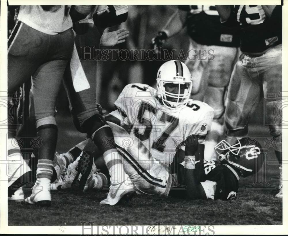 1988 Press Photo Football Players Bernard Clark (57) &amp; Charles Thompson in Game - Historic Images