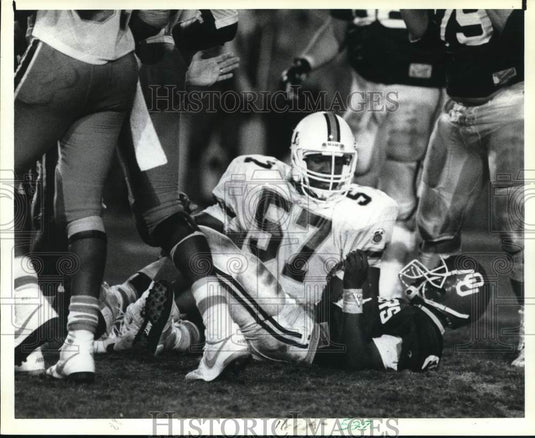 1988 Press Photo Football Players Bernard Clark (57) & Charles Thompson in Game - Historic Images