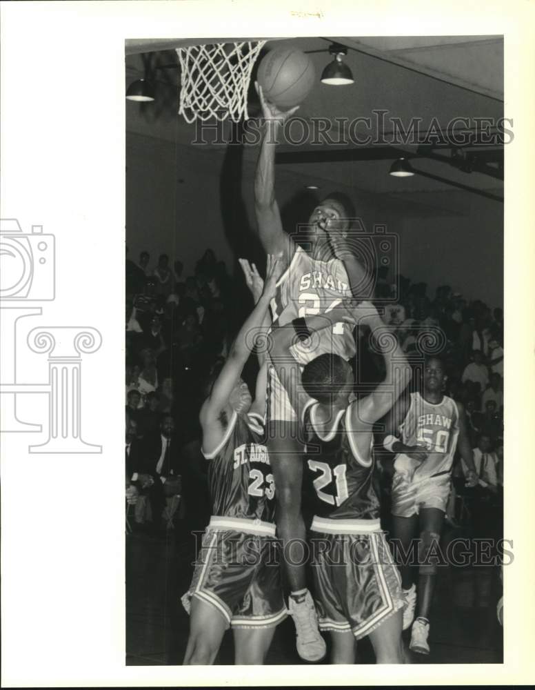 1990 Press Photo Basketball - Douglas Taylor goes for basket during the game- Historic Images