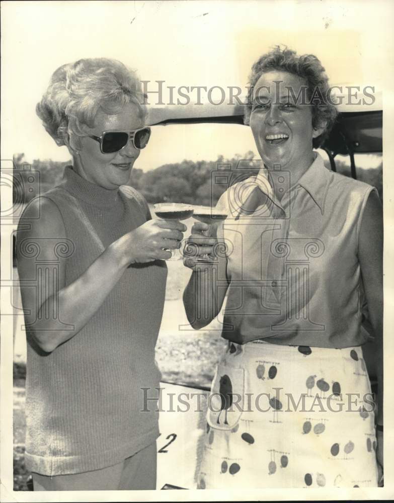 1974 Press Photo Golfers Fran Talley &amp; Martha Harlan Sharing Toast - Historic Images