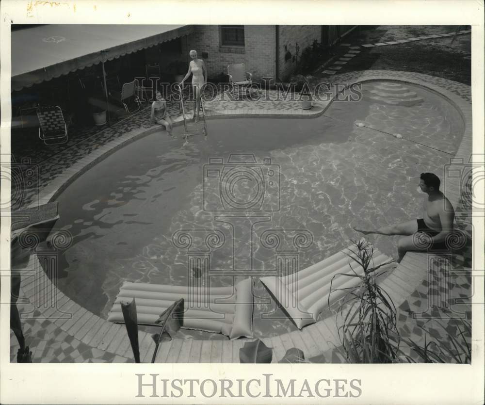 1958 Press Photo Home Swimming Pool of Dale Thompsons in Lake Terrace- Historic Images