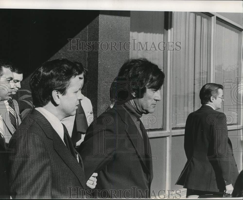 1975 Press Photo Escaped Convict Clarence Medlin Escorted by Officials - Historic Images