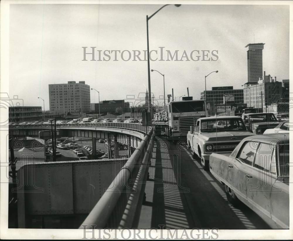 1972 Press Photo Traffic jam on Greater New Orleans Mississippi River Bridge - Historic Images