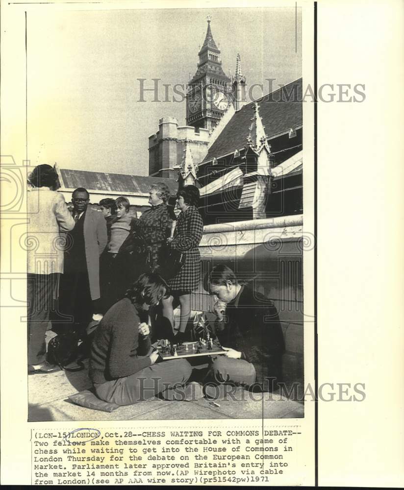 1971 Press Photo Chess Game Outside House of Commons in London - Historic Images