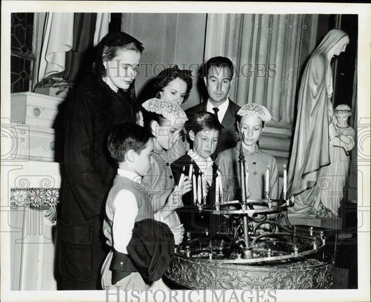 1961 Press Photo Family lighting candles at altar of New Orleans Catholic Church- Historic Images
