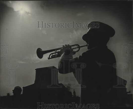1984 Press Photo Sergeant Terry Hall, 4th Marine Aircraft Wing Band plays Taps - Historic Images