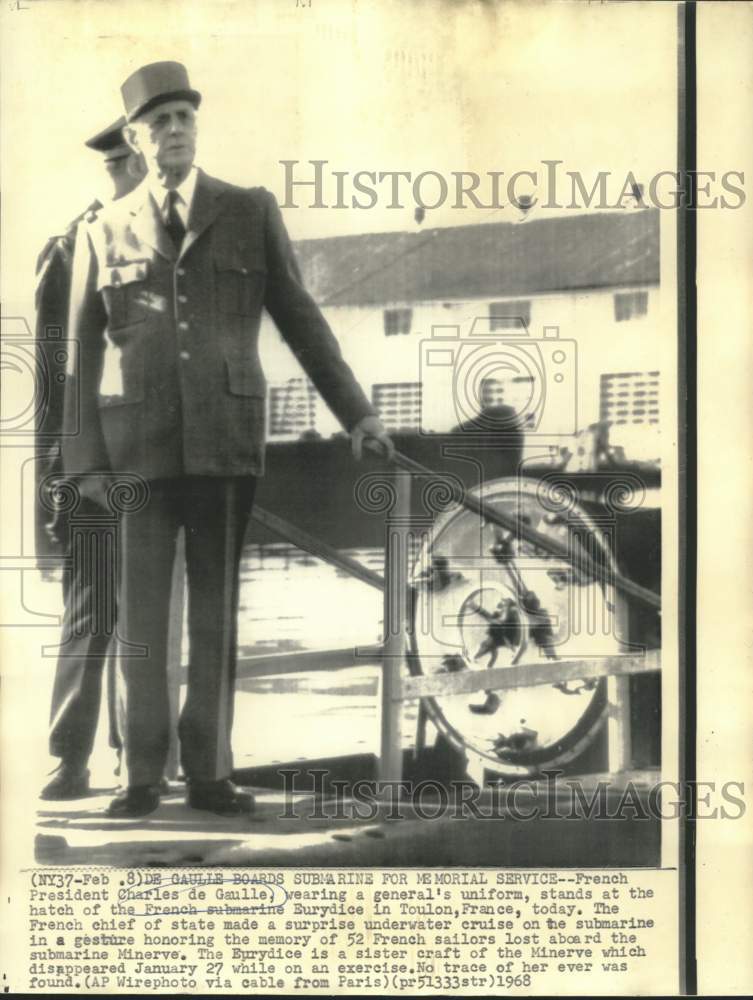 1968 Press Photo Charles de Gaulle stands at Eurydice hatch in Toulon, France - Historic Images