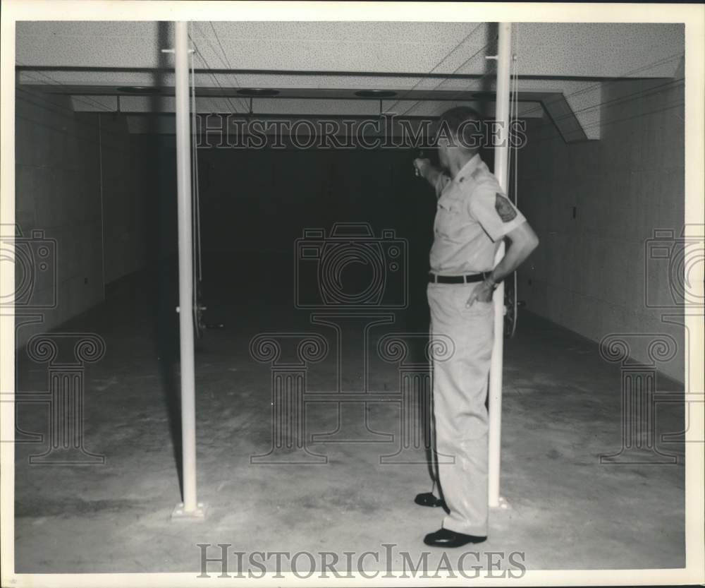 1961 Press Photo Master Sergeant Lynn J. Warren at Soundproof Shooting Range - Historic Images