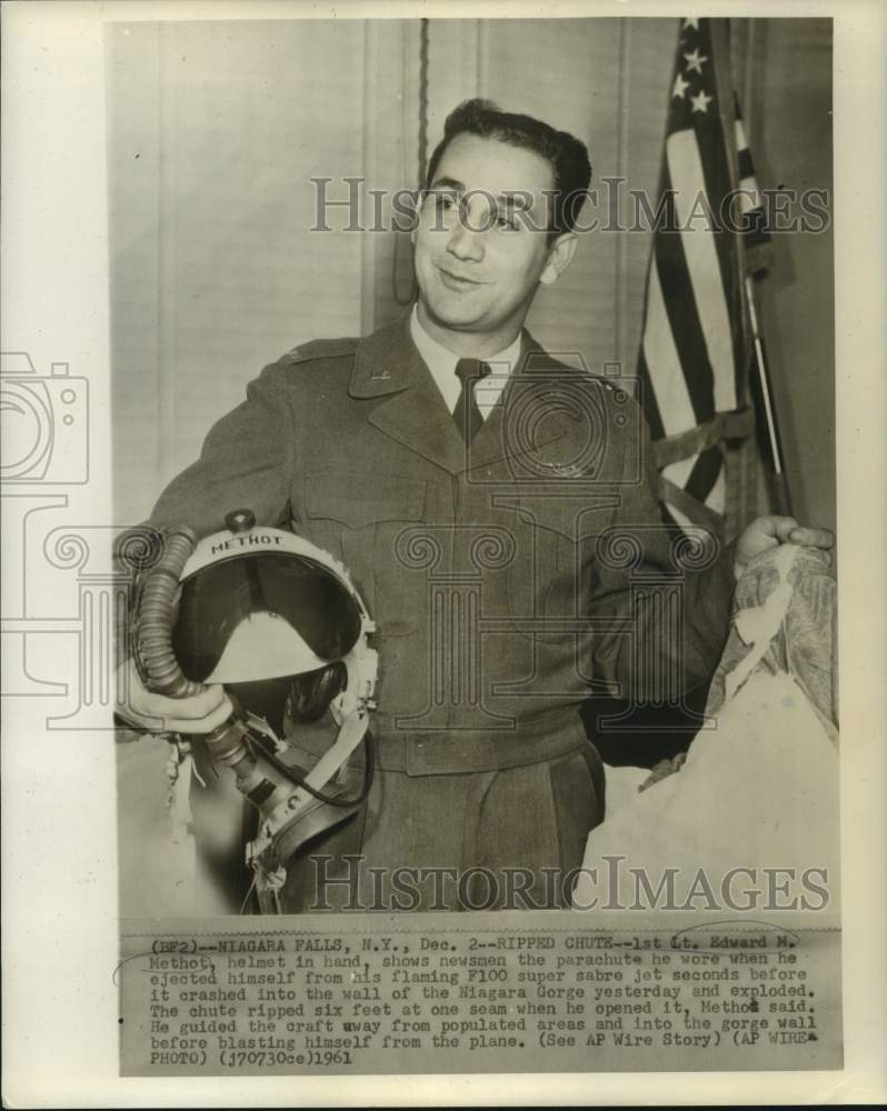 1961 Press Photo F100 super sabre jet ejected pilot Lt. Edward Methot with press - Historic Images