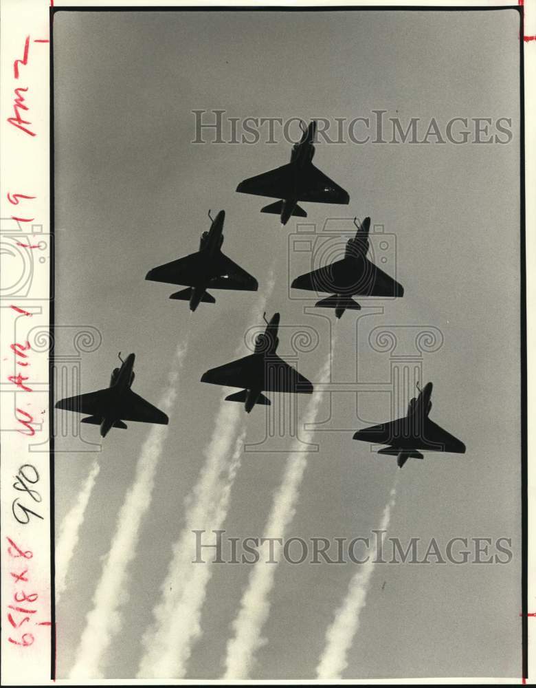 1982 Press Photo Blue Angels Fly in Formation over Alvin Callender Field - Historic Images