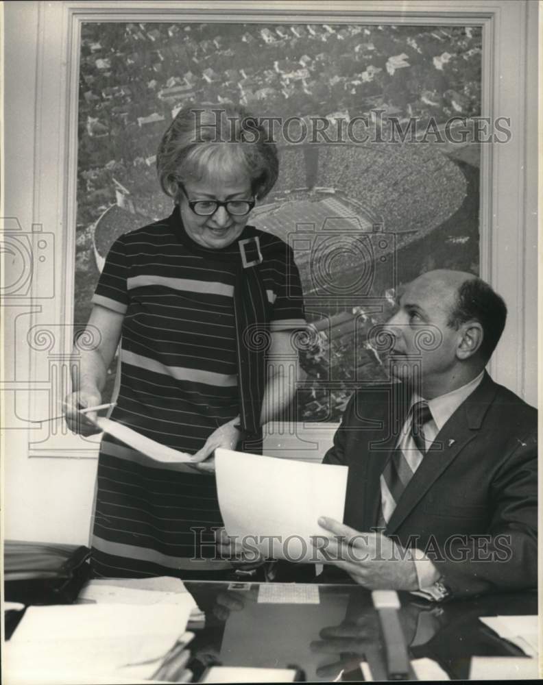 1971 Press Photo Mrs. Edna Engert and Captain Joe Katz - nom08774 - Historic Images