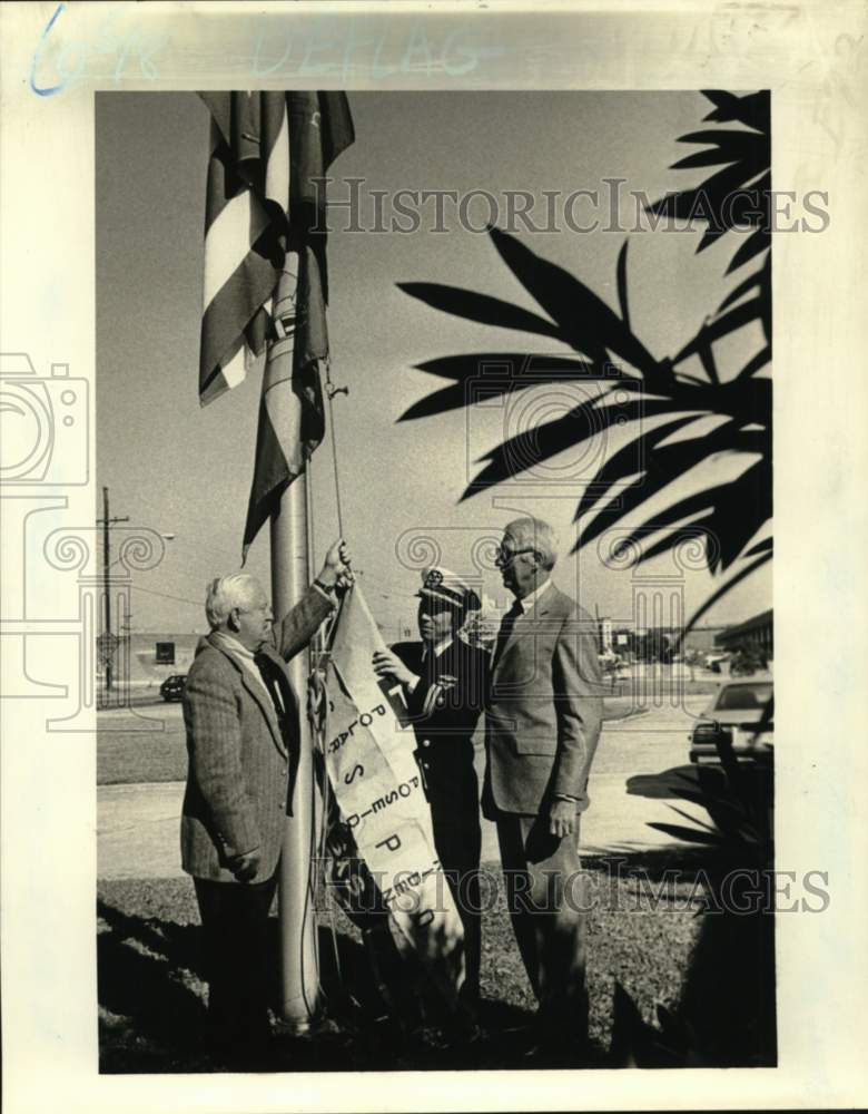 1981 Press Photo Offshore Navigation Inc. Raises Flag, Louisiana - nom09041 - Historic Images