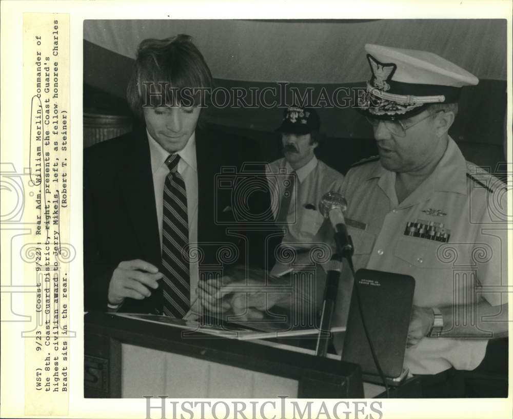 1988 Press Photo Admiral William Merlin presents civilian award to Jerry Mikels - Historic Images