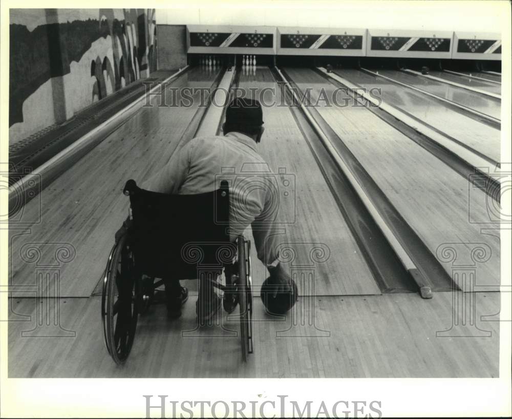 1989 Press Photo Disabled World War II Veteran John Maxwell Bowls, Kenner - Historic Images