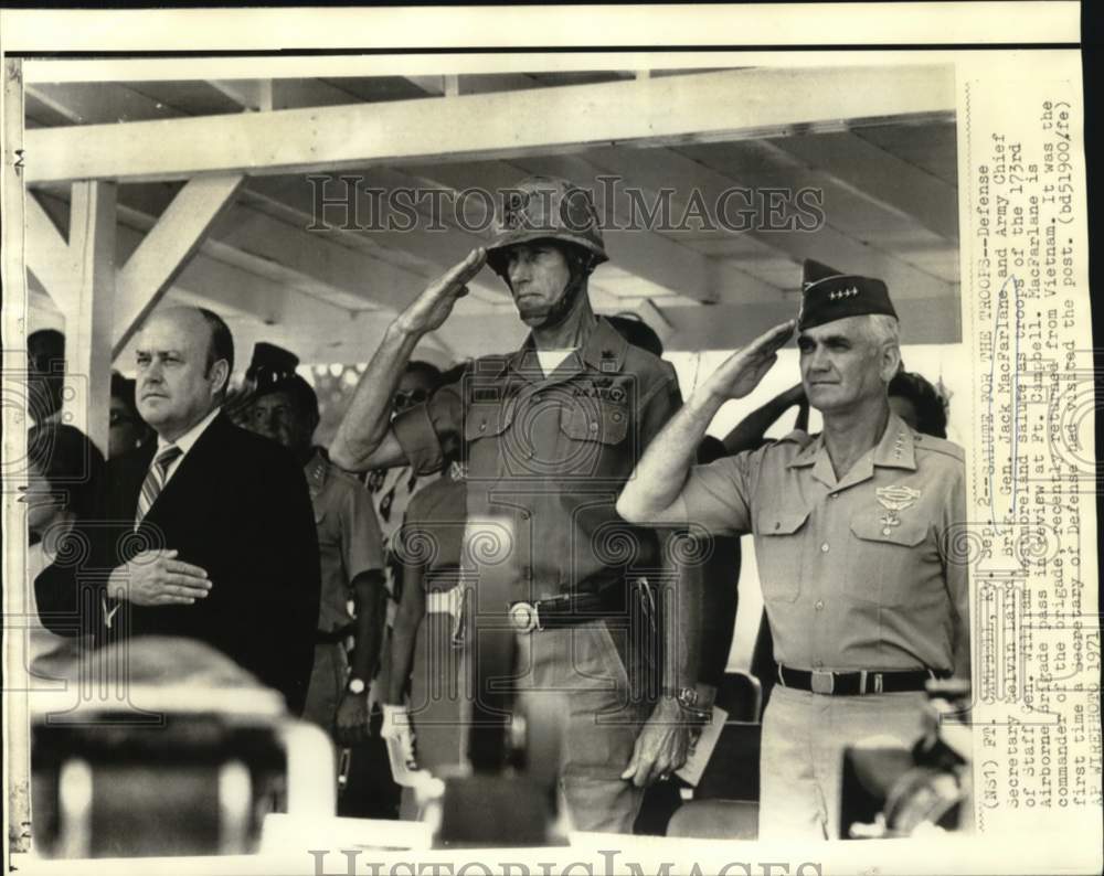 1971 Press Photo Defense Secretary Melvin Laird and Officials at Fort Campbell - Historic Images