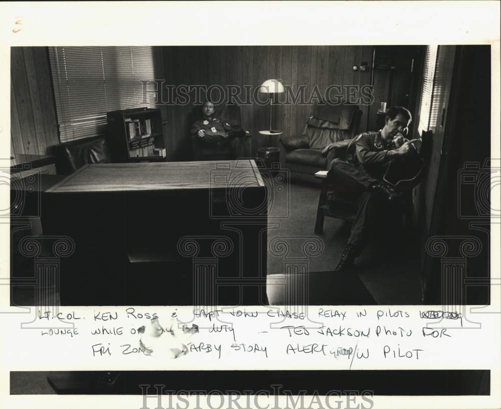 1987 Press Photo Pilots Relax in Lounge at Belle Chasse Naval Air Station- Historic Images