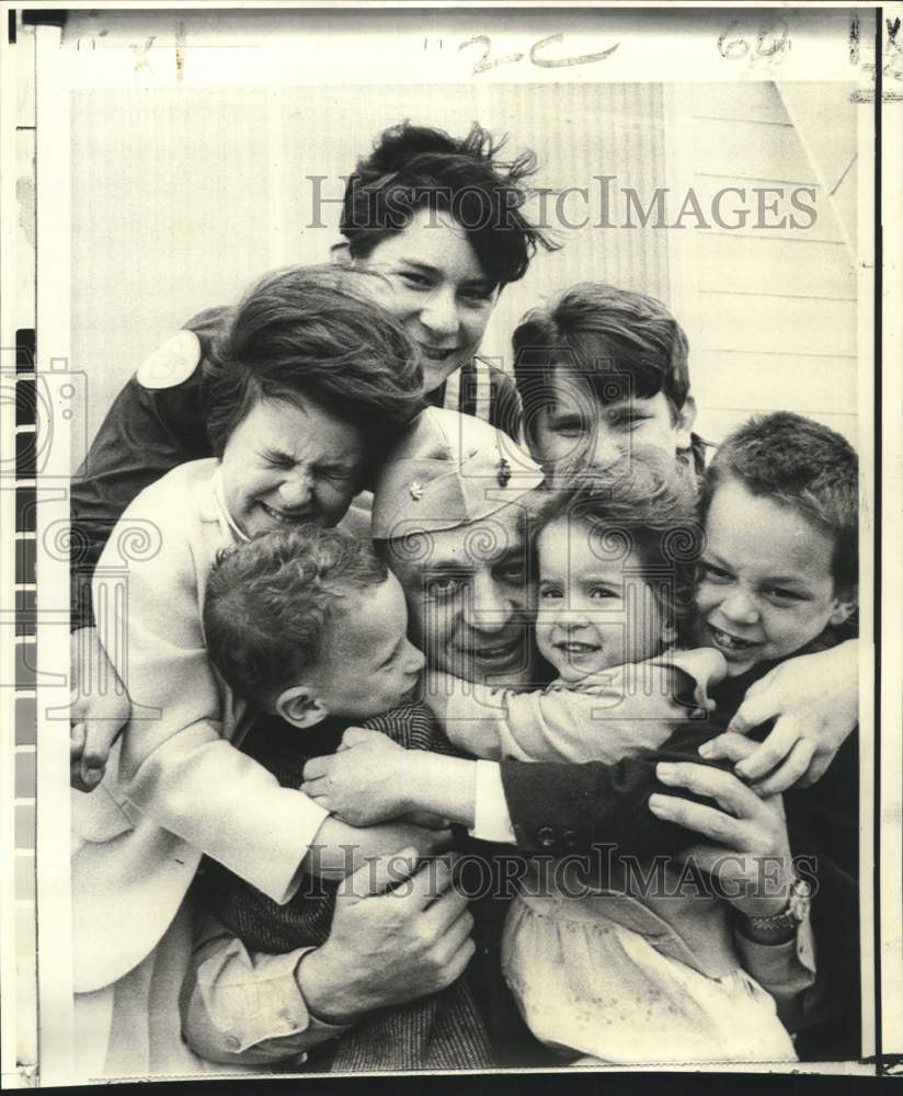 1970 Press Photo Children Hug Marine Corp Major Hubert Bartel after Award Event - Historic Images