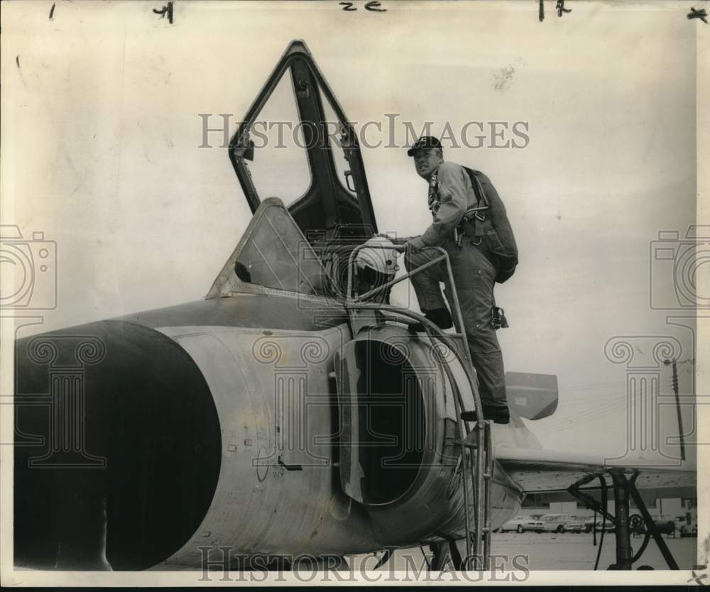 1961 Press Photo Air National Guardsman Lieutenant Perry Barnes &amp; Delta Dagger- Historic Images