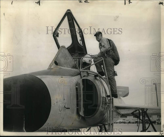 1961 Press Photo Air National Guardsman Lieutenant Perry Barnes & Delta Dagger- Historic Images
