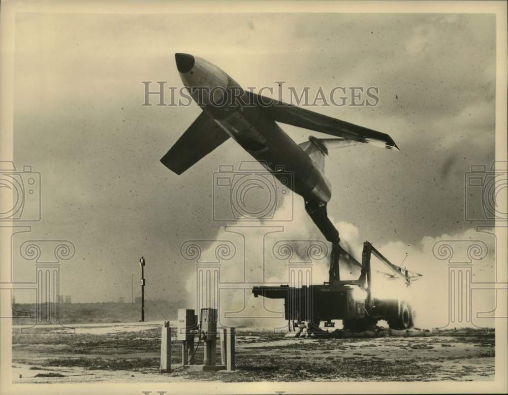 1960 Press Photo Air Force&#39;s Matador Missile Launched from Mobile Launch Pad - Historic Images