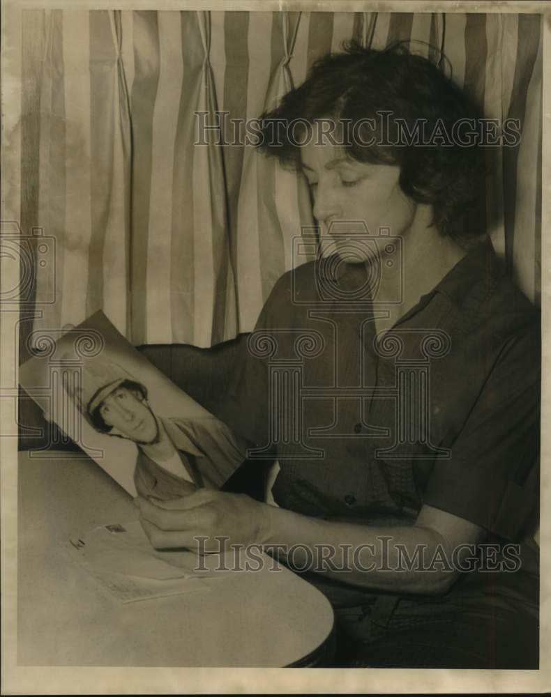 1966 Press Photo Mrs. William J. Sercovich of Buras, Louisiana with photo of son- Historic Images