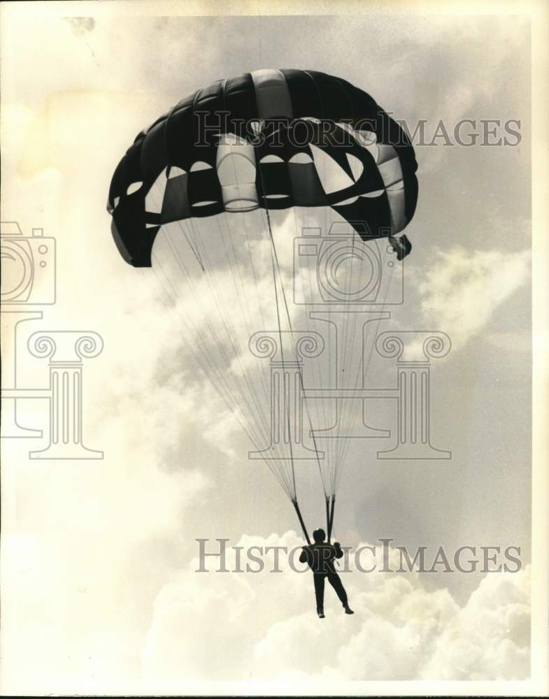 1972 Press Photo Air Force Captain J. Fred Guffin in Faulty Parachute Jump - Historic Images