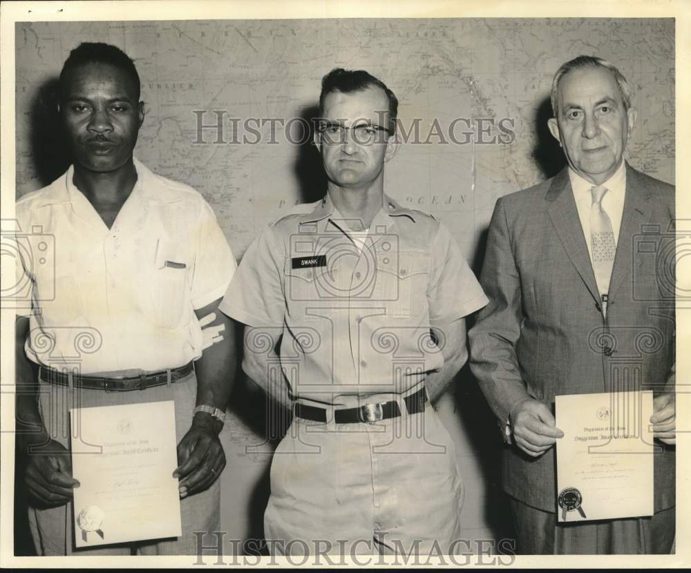 1956 Press Photo Colonel Walter Swank of Gulf Transportation with award winners - Historic Images