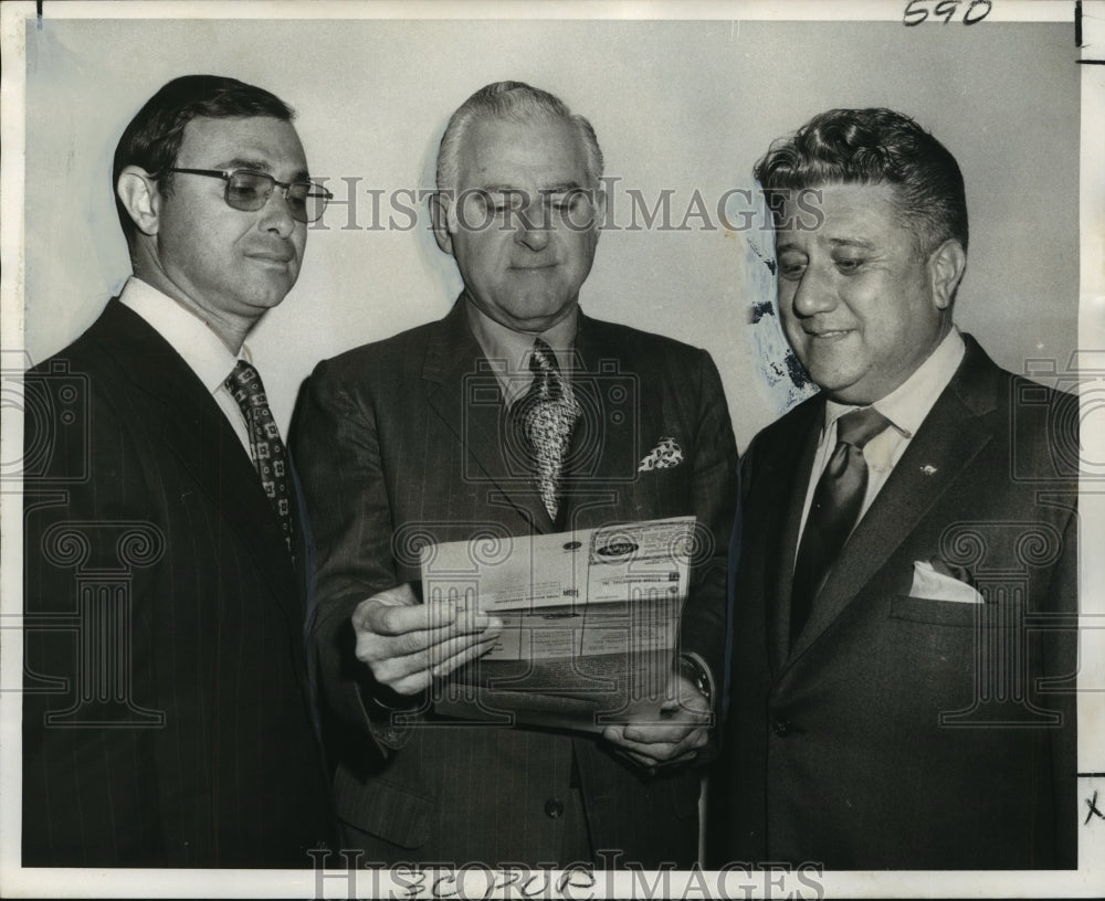 1971 Press Photo Beth Israel sanctuary chairmen look over building complex plans-Historic Images