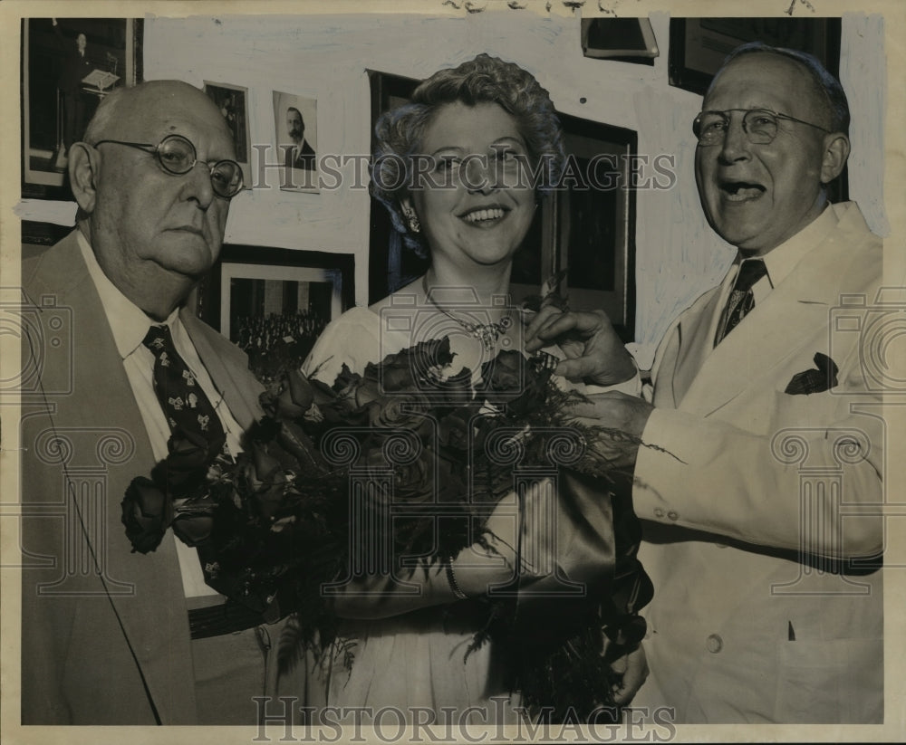 1952 Press Photo Euphemie Blanc was presented the Cesar Franck Society&#39;s Medal-Historic Images