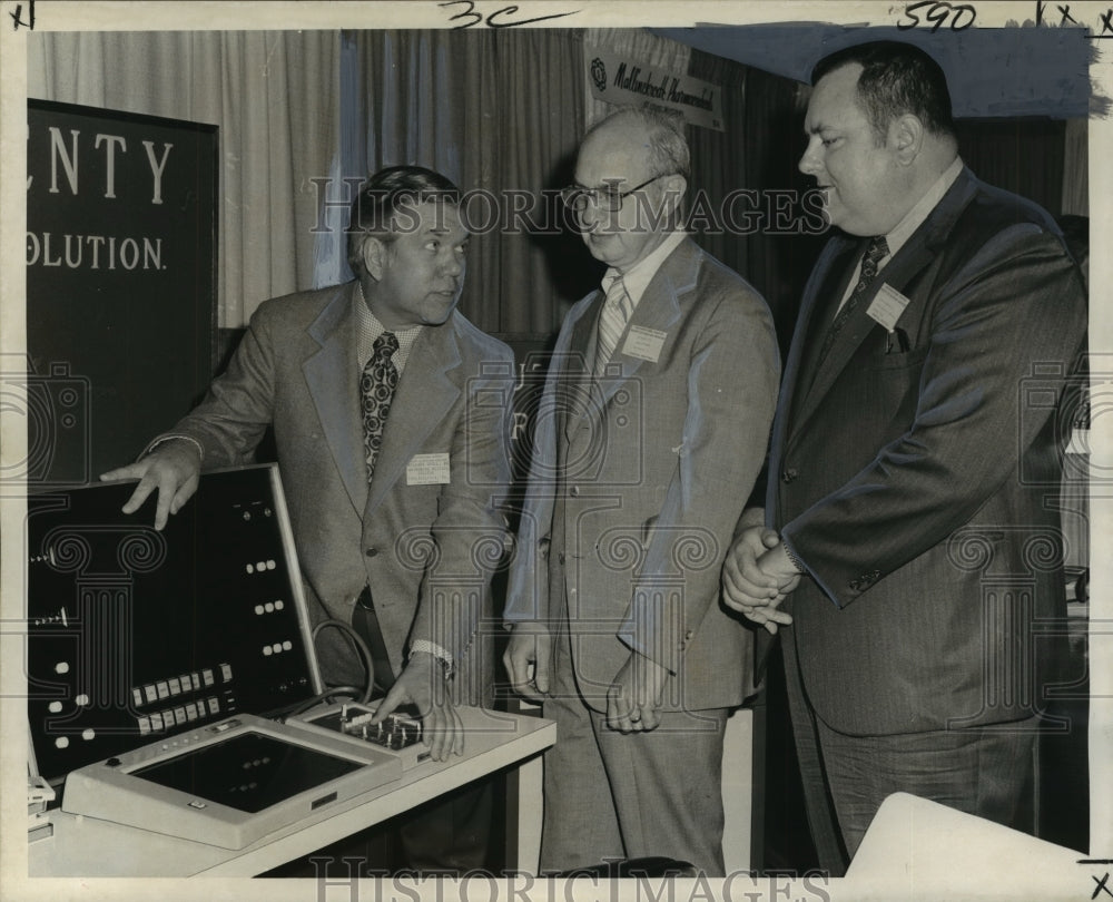 1973 Press Photo Leaders inspect nuclear devices at Nuclear Medicine convention- Historic Images