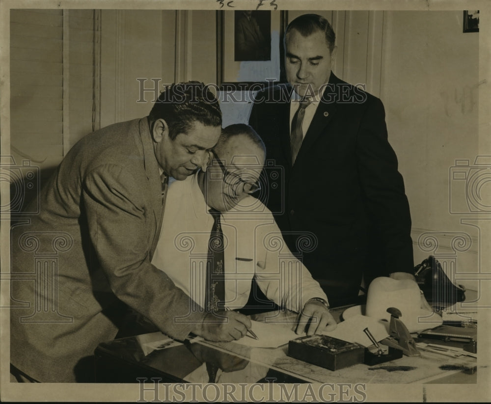 1959 Press Photo Longshoremen Union Representatives sign Contract - noo00478-Historic Images