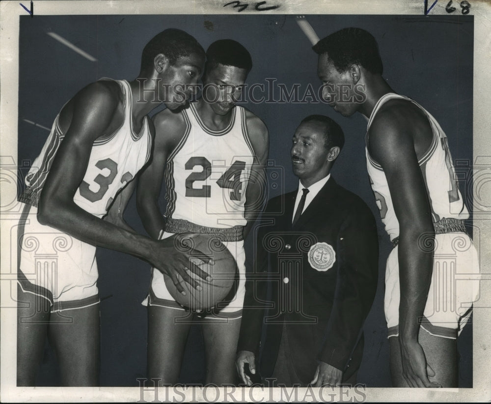 1969 Press Photo Dillard Blue Devils coach John Brown with three of his players- Historic Images