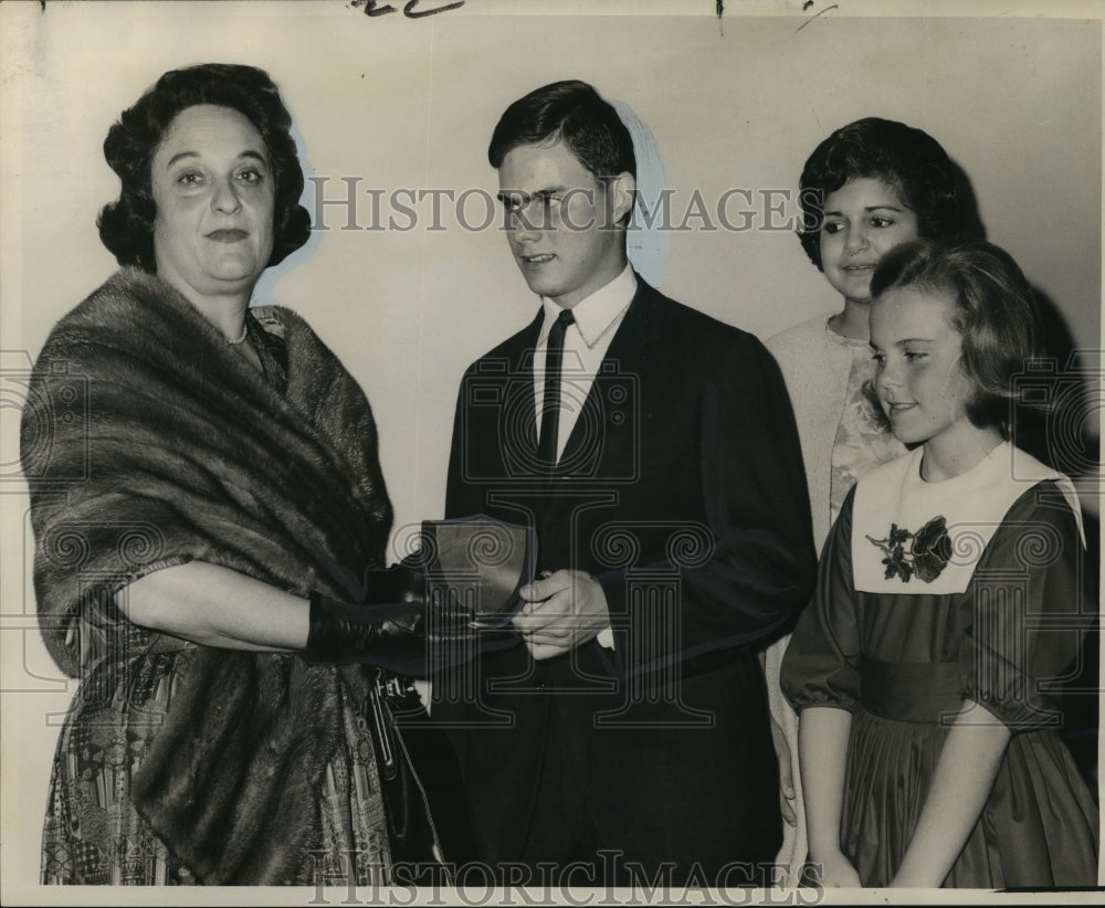 1964 Duncan Bridewell Presented Irving Carr Memorial Award - Historic Images