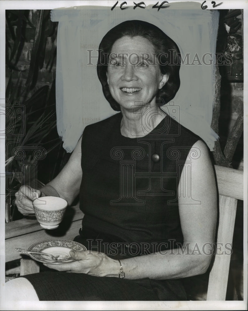 1968 Press Photo Mrs. Charles E. Bohlen having tea in New Orleans, Louisiana-Historic Images