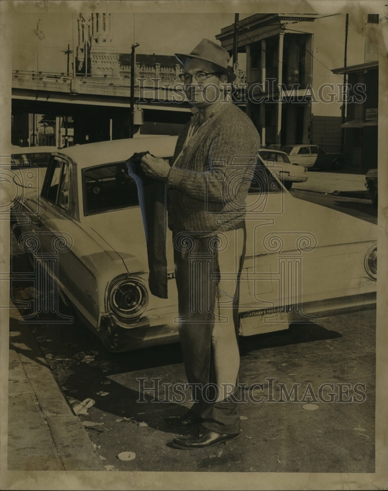 1966 Sergeant Williams A. Bliss holds cloth ripped from a robber - Historic Images