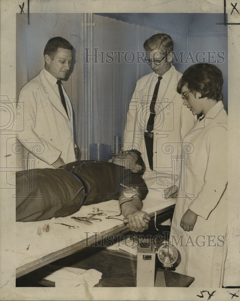 1965 Press Photo Board members of New Orleans Blood Bank check the procedure - Historic Images