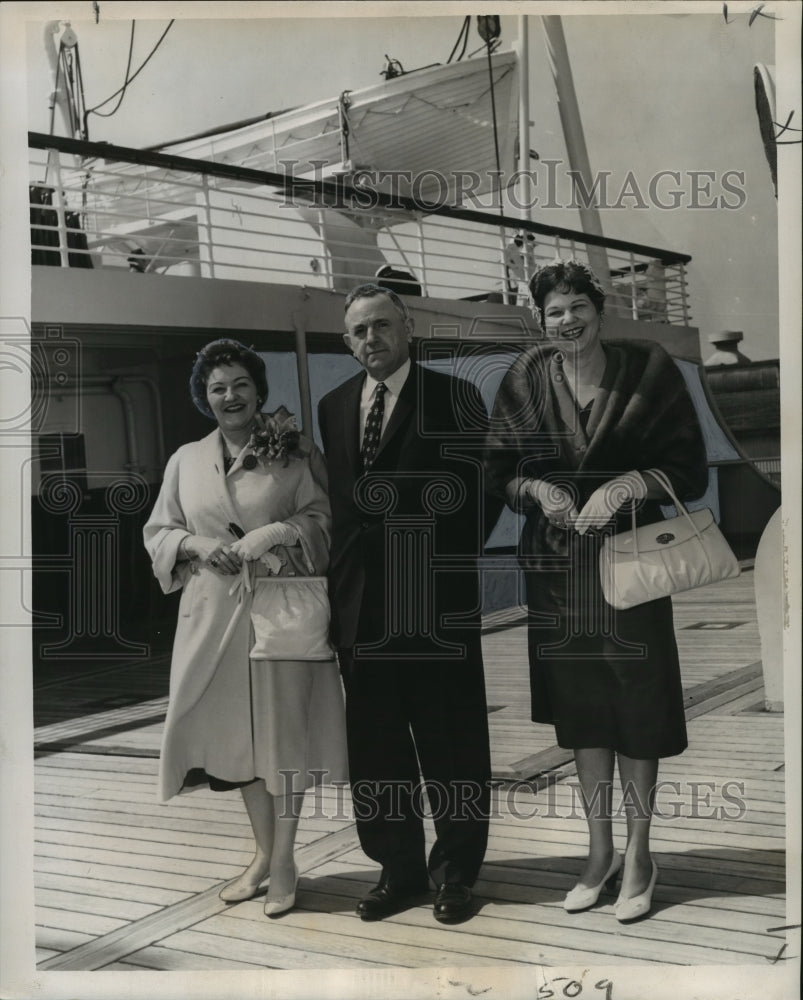 1960 Press Photo Mrs. Roland Binnings &amp; family aboard the M.S. Italia-Historic Images