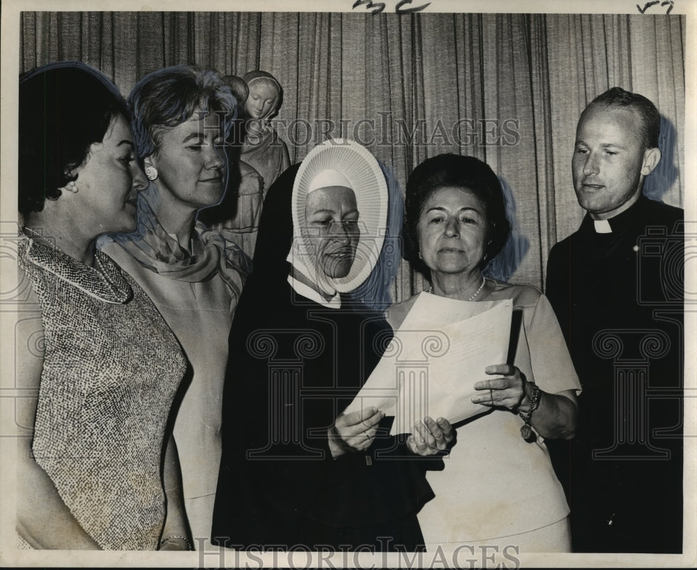 1967 Press Photo Planning for national congress of National Laywomen&#39;s Retreat-Historic Images