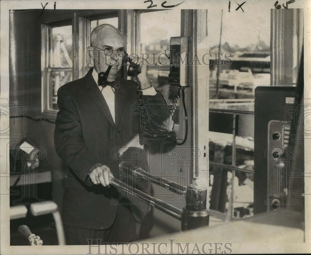 1962 Press Photo Capt. E.J. Buck of Coyle Lines shows bridge communication-Historic Images