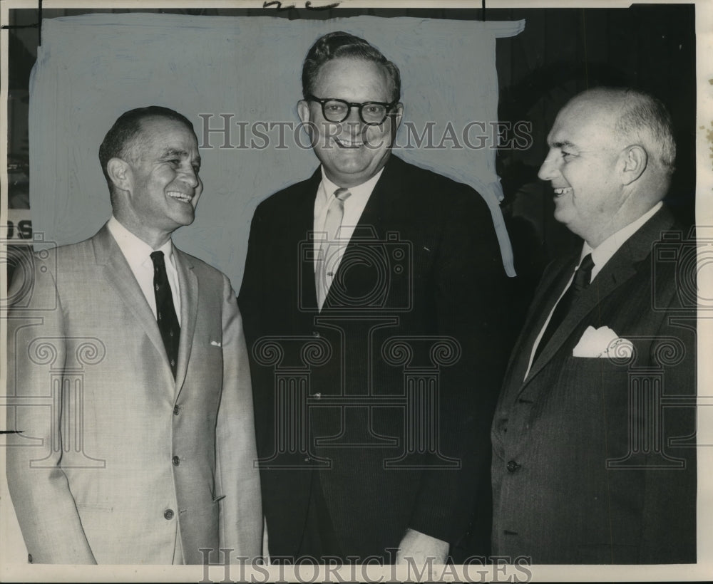 1962 Press Photo Ray Burgess of state highway with Chamber of Commerce officers-Historic Images